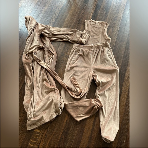 Tan Lounge Set with Robe - Picture 1 of 5